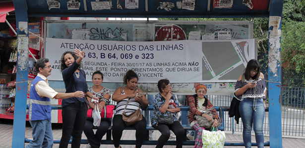 Santo André muda parada de ônibus; usuários reclamam