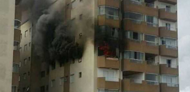 Incêndio atinge prédio no Rudge Ramos 1