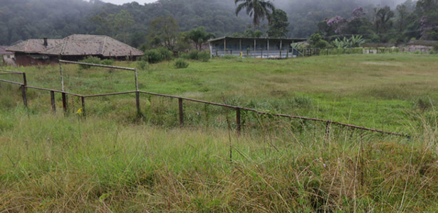 Primeiro campo de futebol do Brasil, em Paranapiacaba, está abandonado 1 campo