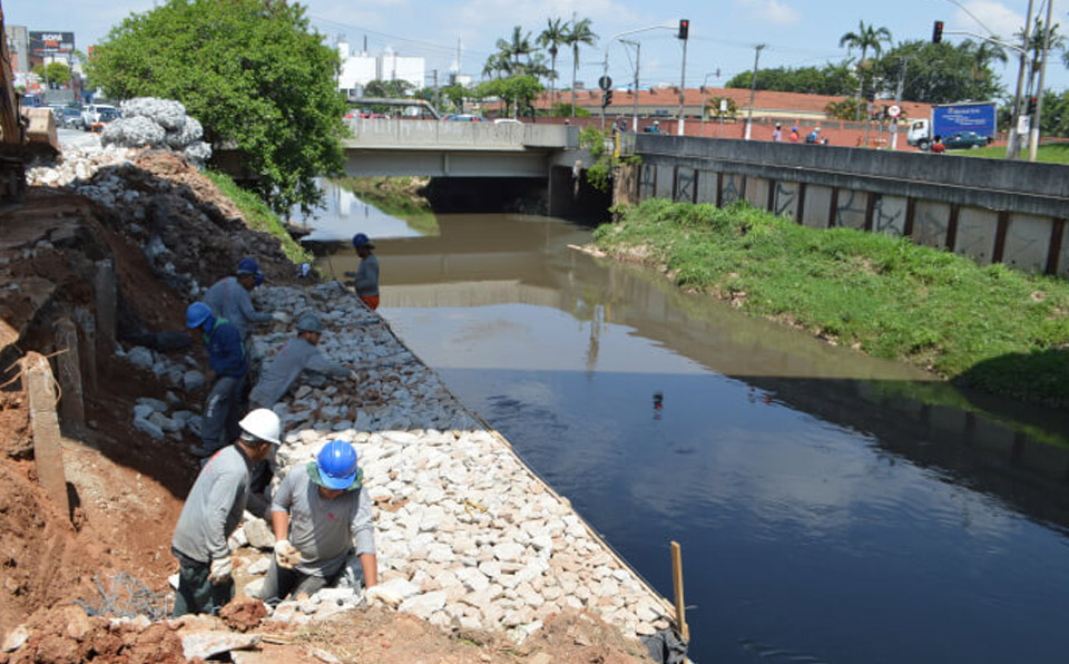 Semasa executa serviços de contenção da margem do Rio Tamanduateí entre a Av. dos Estados e a rua dos Alpes 1 semasa taman