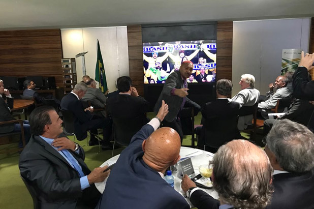 Com plenário esvaziado, deputados assistem amistoso no café da Câmara 1 Com plenário esvaziado deputados assistem amistoso no café da Câmara