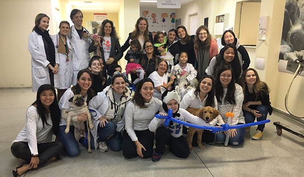 Crianças da pediatria do CHM recebem visita de cães terapeuta 1 Crianças da pediatria do CHM recebem visita de cães terapeutas