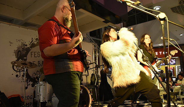 Atrium Shopping apresenta show cover da banda Red Hot Chili Peppers 1 Atrium Shopping apresenta show cover da banda Red Hot Chili Peppers