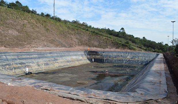 Semasa executa cobertura das lagoas de chorume do Aterro Sanitário