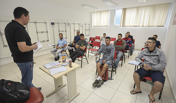 Munícipes de baixa renda vão aprender profissão e receber certificados do SENAI 1 Munícipes de baixa renda vão aprender profissão e receber certificados do SENAI