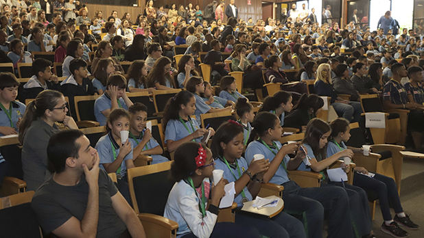 Alunos da rede municipal recebem homenagem por participação nos Jogos Escolares 1 Alunos da rede municipal recebem homenagem por participação nos Jogos Escolares