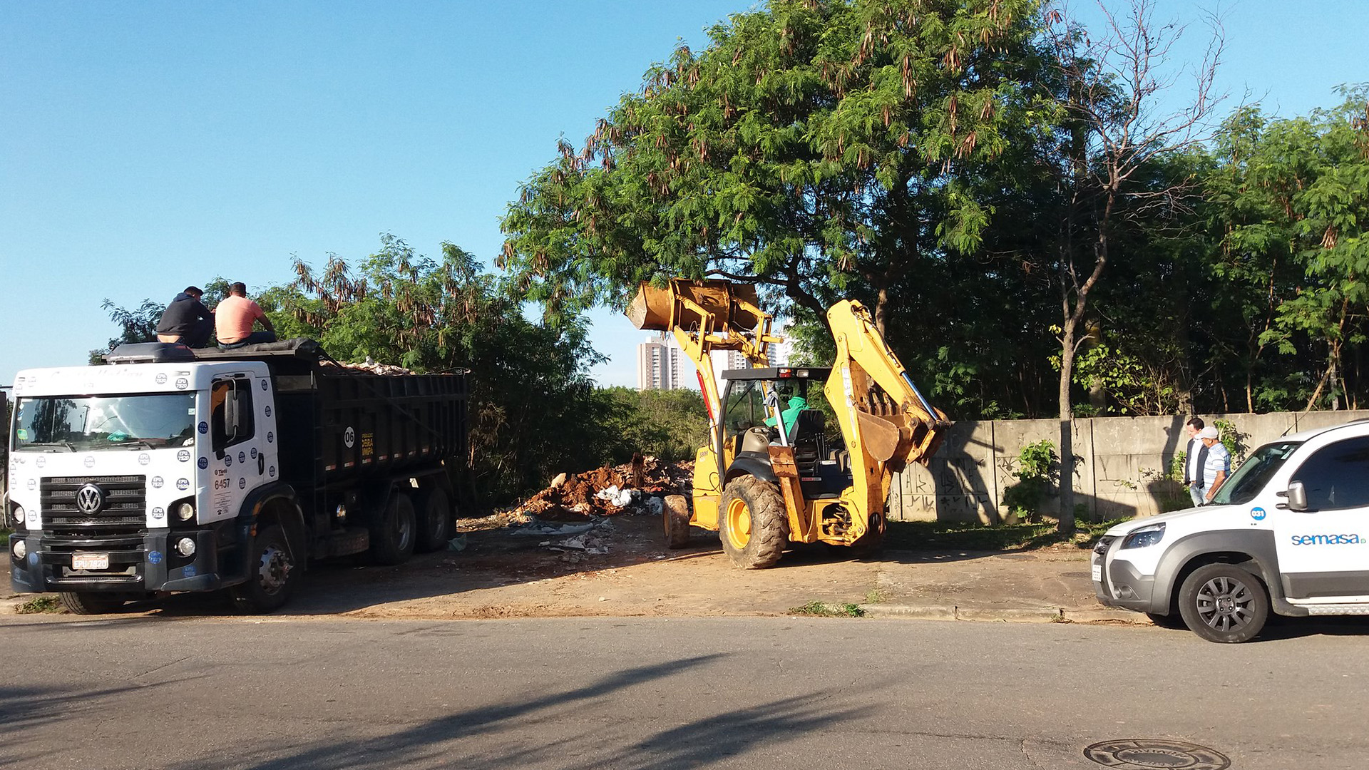 Com apoio do Centro de Operações Integradas, Semasa intensifica combate ao descarte irregular de resíduos 1 Com apoio do Centro de Operações Integradas Semasa intensifica combate ao descarte irregular de resíduos