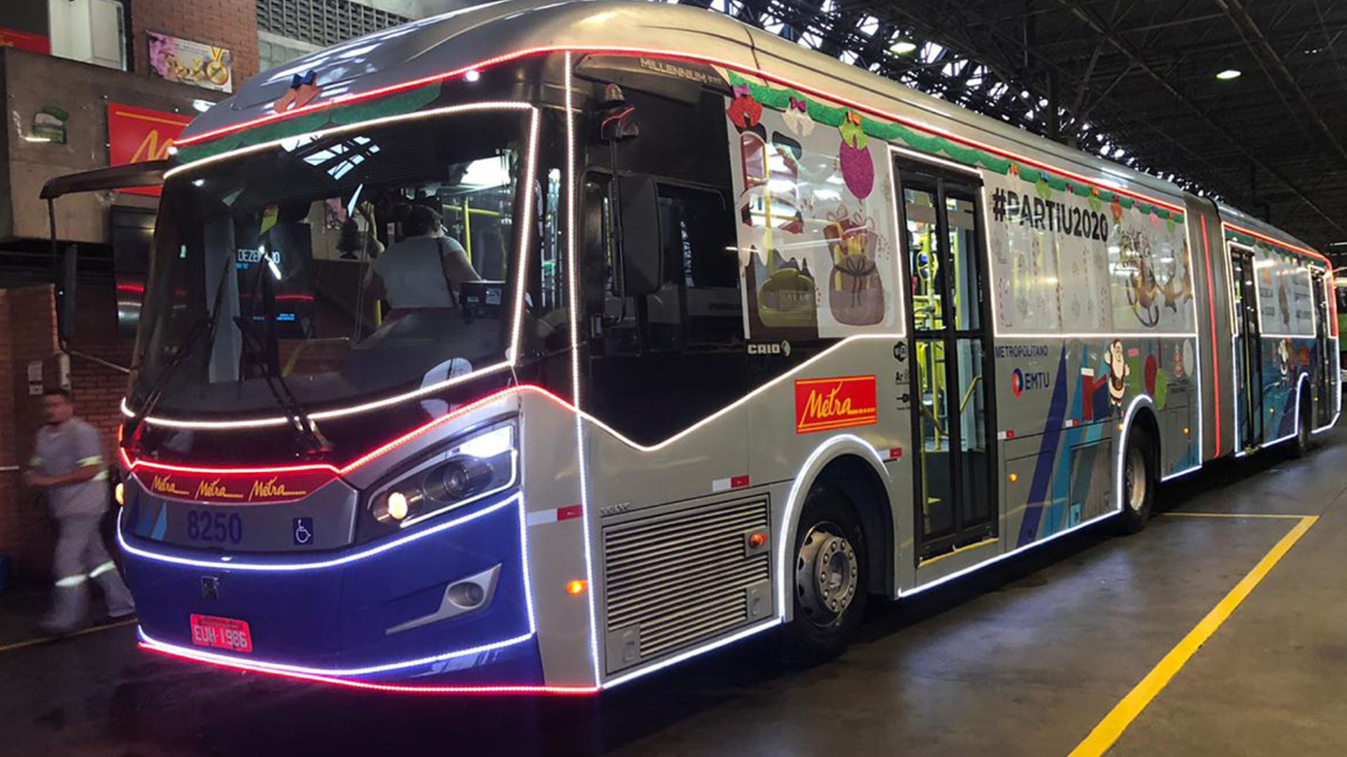 Ônibus metropolitanos iluminam o Natal nas cidades da Grande São Paulo 1 Ônibus de Natal da Concessionária Metra.