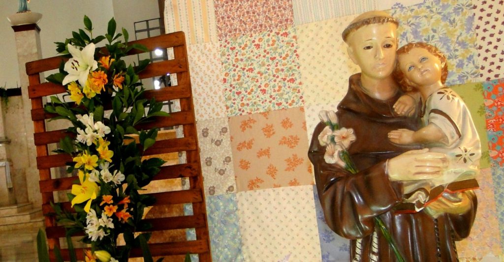 Dia de Santo Antônio é celebrado com missas, benção dos pães e o tradicional bolo neste domingo 1 Dia de Santo Antônio é celebrado com missas, benção dos pães e o tradicional bolo neste domingo