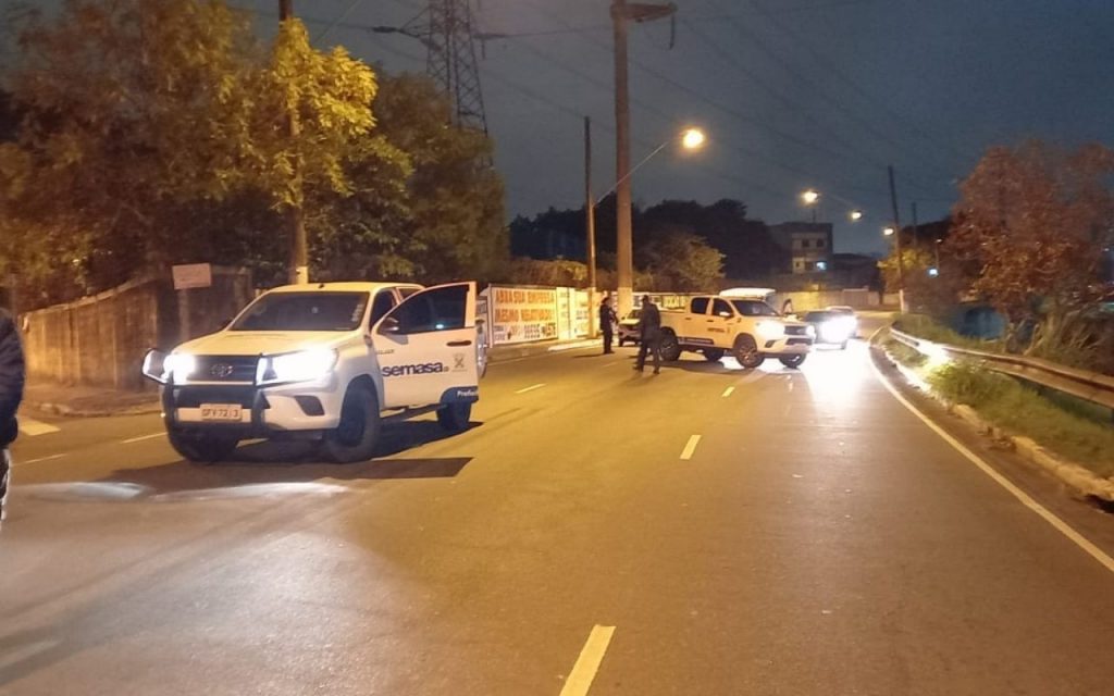 Semasa flagra caminhão efetuando descarte irregular de entulho 2 imagens ABC Agora 36