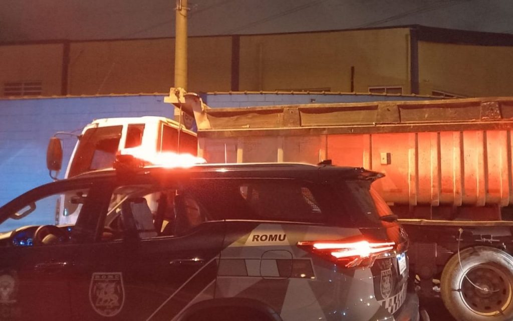 Semasa flagra caminhão efetuando descarte irregular de entulho 1 Semasa flagra caminhão efetuando descarte de entulho às margens do córrego dos Meninos nesta madrugada