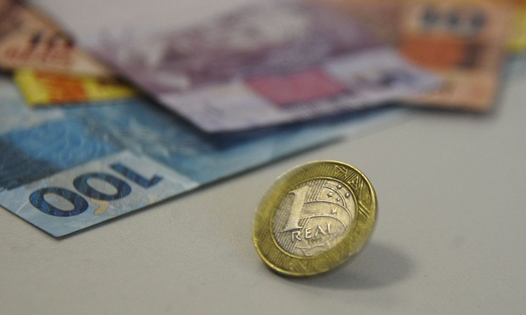 Orçamento de 2022 prevê salário mínimo de R$ 1.169 1 real nota moedas 8