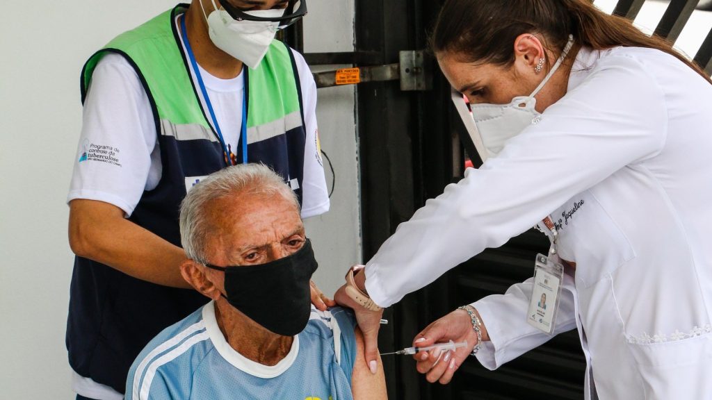 São Bernardo inicia aplicação da segunda dose em idosos de 85 a 89 anos em domicílio 1 image editor output image 1741874885 16152540105566924139481897735556