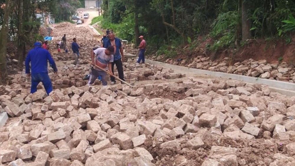 Prefeitura inicia pavimentação com reaproveitamento de paralelepípedos 1 image editor output image 1910975842 16148192225874290645383533322975