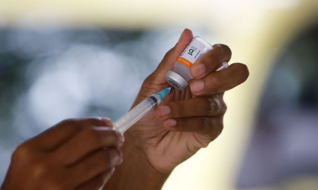 Brasil atinge marca de 400 mil mortos pela covid-19 1 vacinacao drive thru universidade estadual do rio de janeiro uerj tnrgo abr 2502214599 02933448189307862583