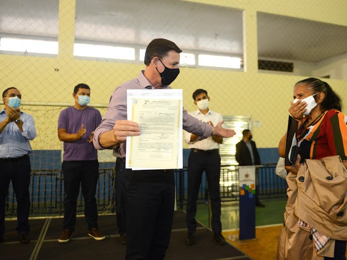 Prefeito Orlando Morando dá sequência à entrega de escrituras a moradores do Jardim das Orquídeas 1 210504 entregadeescrituras jardimdasorquideas09 fotoricardocassin397144050757378786.
