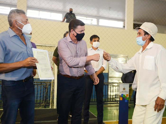 Prefeito Orlando Morando dá sequência à entrega de escrituras a moradores do Jardim das Orquídeas 2 210504 entregadeescrituras jardimdasorquideas21 fotoricardocassin6766677048240523017.