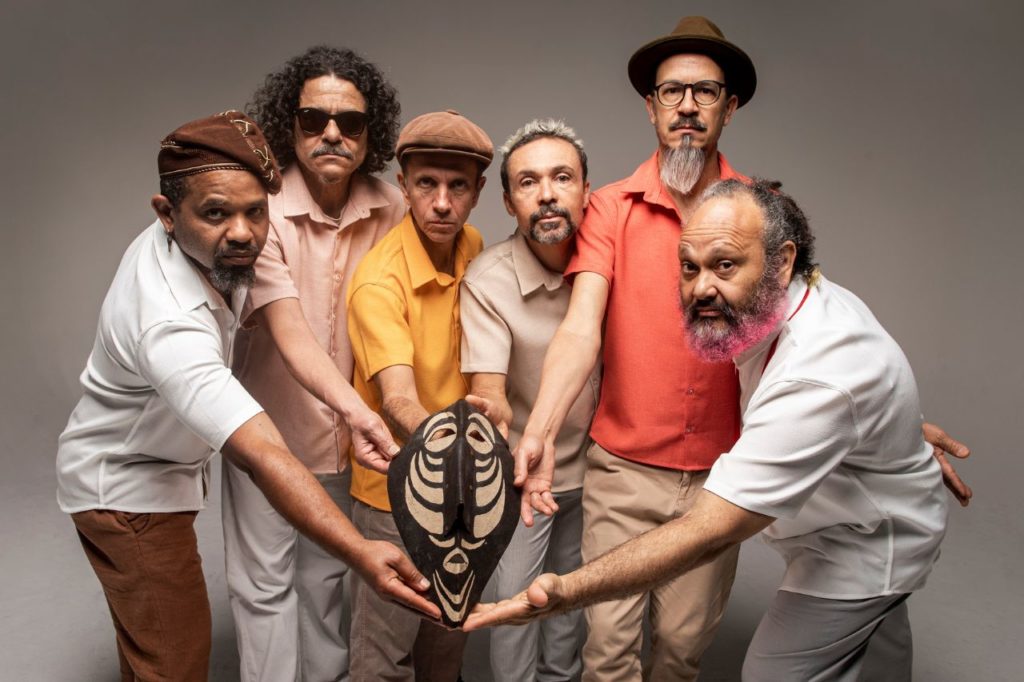 Mestre Ambrósio anuncia uma série de shows em celebração aos 30 anos de carreira, em São Paulo e Recife, com a formação original 1 Mestre Ambrósio anuncia uma série de shows em celebração aos 30 anos de carreira, em São Paulo e Recife, com a formação original