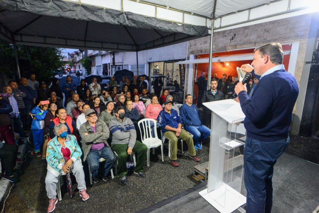 Prefeito Orlando Morando entrega escrituras no Novo Jardim do Lago 1 Prefeito Orlando Morando entrega escrituras no Novo Jardim do Lago