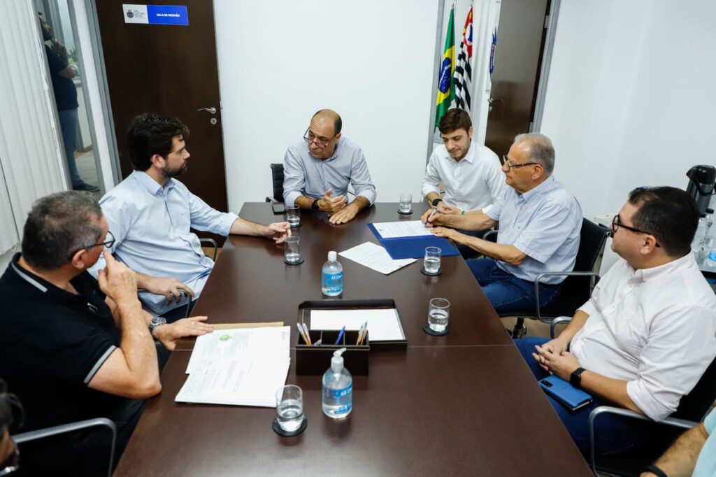 Auricchio assina ordem de serviço para início de obras no Viaduto Independência, que liga São Caetano à capital 1 Auricchio assina ordem de serviço para início de obras no Viaduto Independência, que liga São Caetano à capital