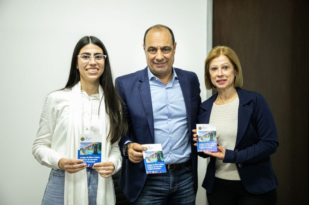 Auricchio entrega Código de Ética a servidores públicos de São Caetano 1 Auricchio entrega Código de Ética a servidores públicos de São Caetano