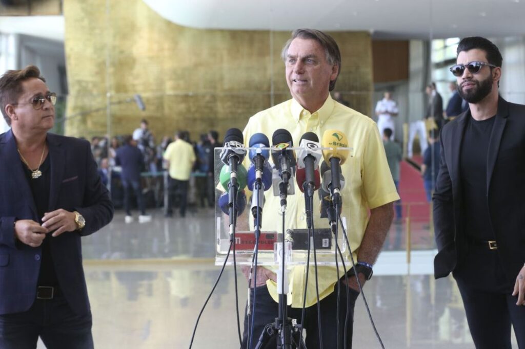 Bolsonaro recebe apoio de ex-senadores e cantores sertanejos 1 Bolsonaro recebe apoio de ex-senadores e cantores sertanejos