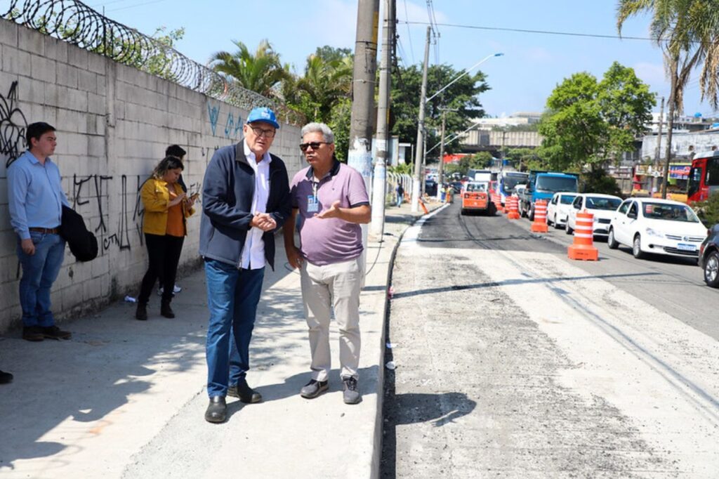 Filippi vistoria obras na Avenida Casa Grande, que receberá ciclovia e calçada acessível