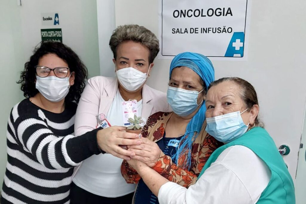 Humanização: Durante tratamento do câncer, pacientes são convidados a cuidar de plantas em suas casas 1 Humanização Durante tratamento do câncer, pacientes são convidados a cuidar de plantas em suas casas