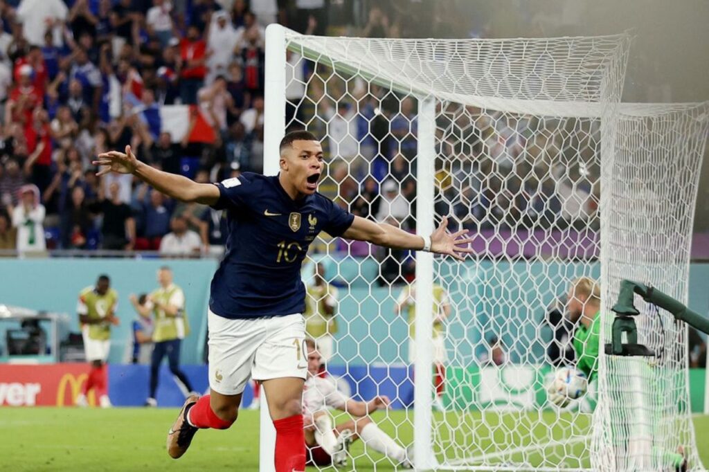 Mbappé decide contra Dinamarca e França é a 1ª classificada na Copa 1 Mbappé decide contra Dinamarca e França é a 1ª classificada na Copa