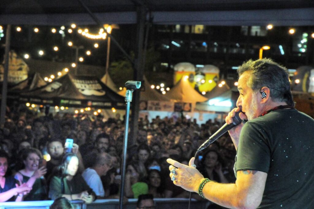 Banda Ira! agita primeiro dia da Feira do Natal Solidário