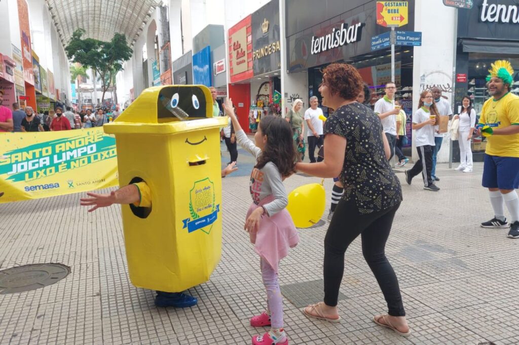 Campanha de sensibilização sobre descarte correto e vandalismo em lixeiras públicas ganha ruas de Santo André 2 Campanha de sensibilização sobre descarte correto e vandalismo em lixeiras públicas ganha ruas de Santo André