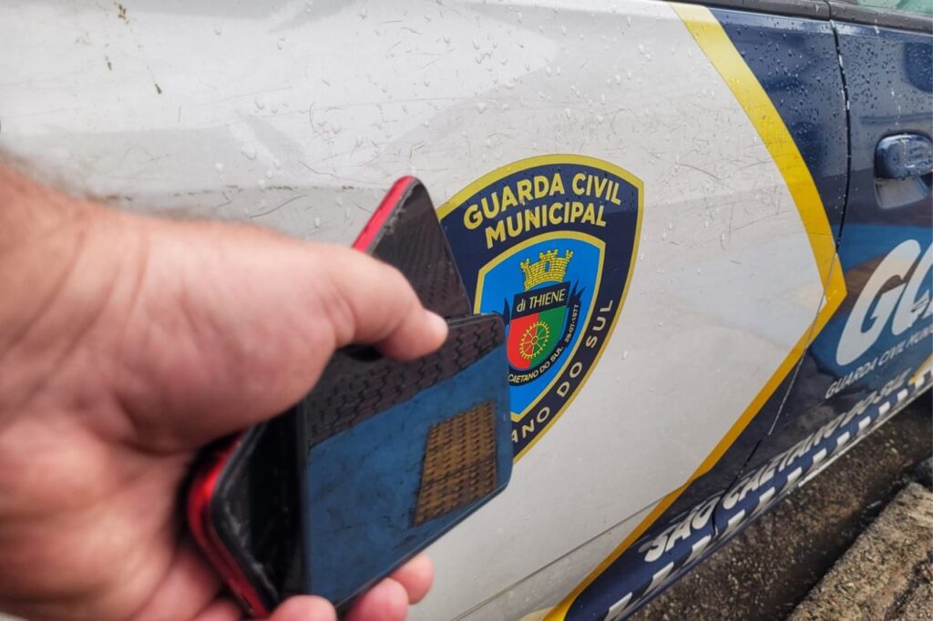 GCM de São Caetano detém dois homens que praticavam roubo de celulares no Bairro Boa Vista 1 GCM de São Caetano detém dois homens que praticavam roubo de celulares no Bairro Boa Vista