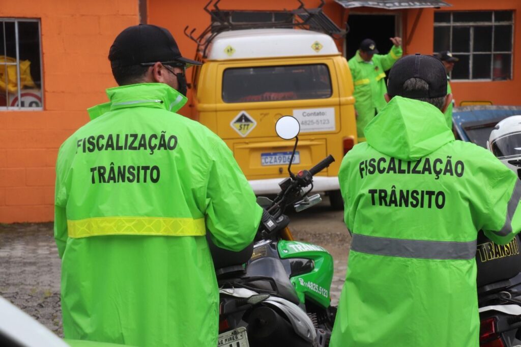 Guto Volpi entrega kits de chuva para equipes de trânsito