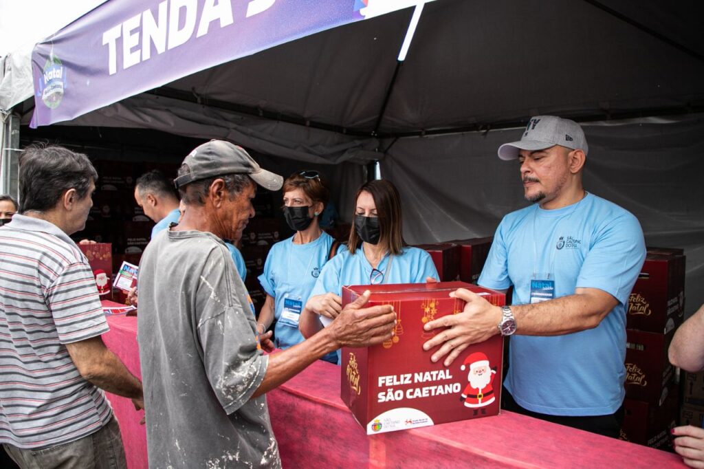 Prefeitura e Fundo Social distribuem cestas natalinas e brinquedos para 9.500 famílias de São Caetano no Natal Solidário 2 Prefeitura e Fundo Social distribuem cestas natalinas e brinquedos para 9.500 famílias de São Caetano no Natal Solidário