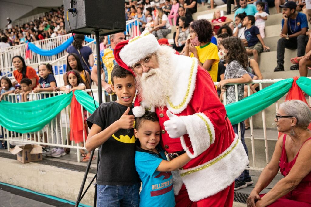 Prefeitura e Fundo Social distribuem cestas natalinas e brinquedos para 9.500 famílias de São Caetano no Natal Solidário 3 Prefeitura e Fundo Social distribuem cestas natalinas e brinquedos para 9.500 famílias de São Caetano no Natal Solidário
