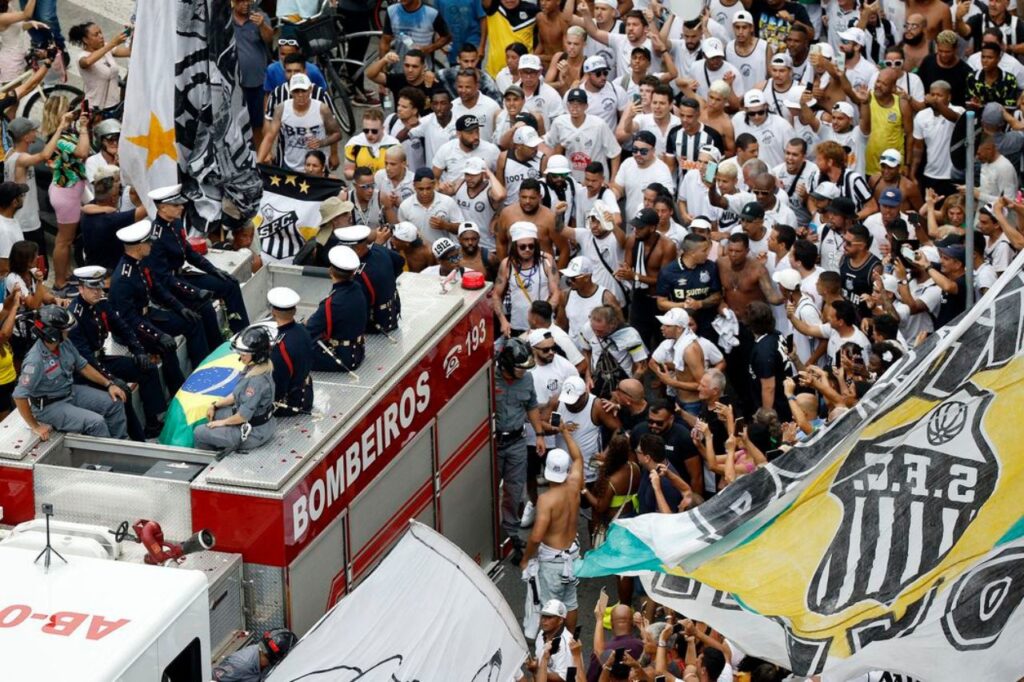 Após fim do velório, corpo de Pelé sai em cortejo por ruas de Santos 1 Após fim do velório, corpo de Pelé sai em cortejo por ruas de Santos