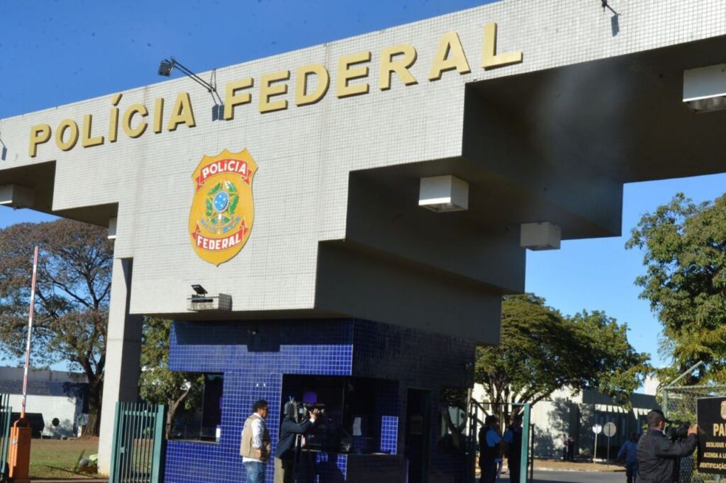 PF cumpre mandados por busca de armas da deputada Carla Zambelli 1 PF cumpre mandados por busca de armas da deputada Carla Zambelli