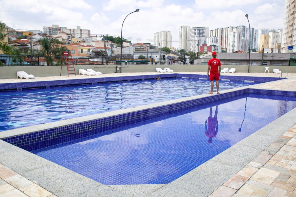 Piscinas públicas são opções de lazer para moradores de São Caetano no verão