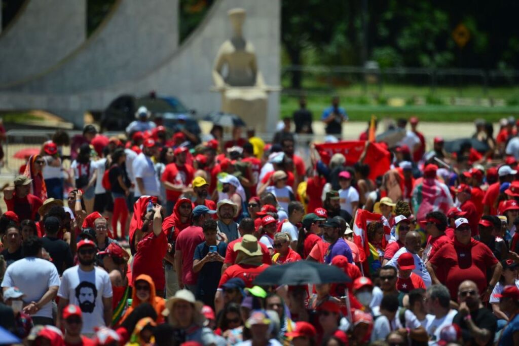 Multidão toma conta da Esplanada em domingo ensolarado na capital 1 Multidão toma conta da Esplanada em domingo ensolarado na capital