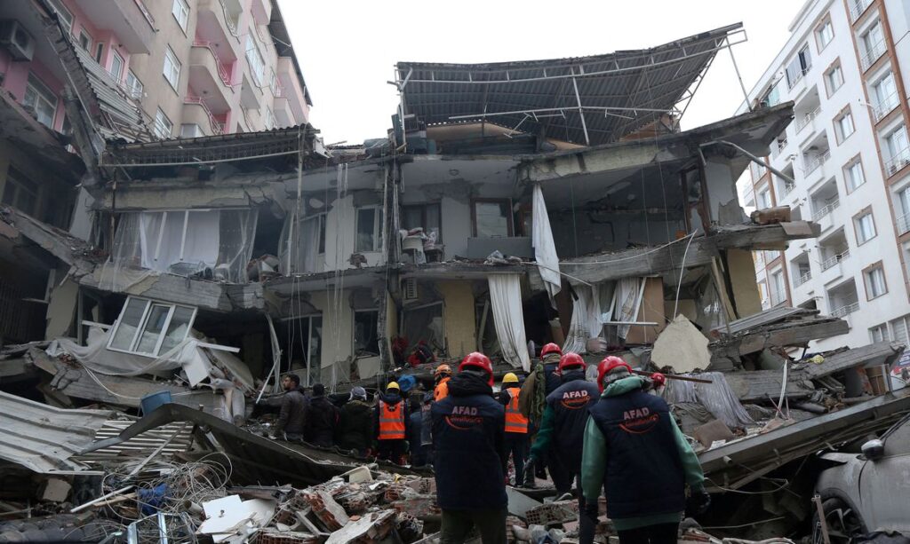 Número de mortos na Turquia e na Síria após terremoto chega a 3,7 mil 3 Número de mortos na Turquia e na Síria após terremoto chega a 3,7 mil