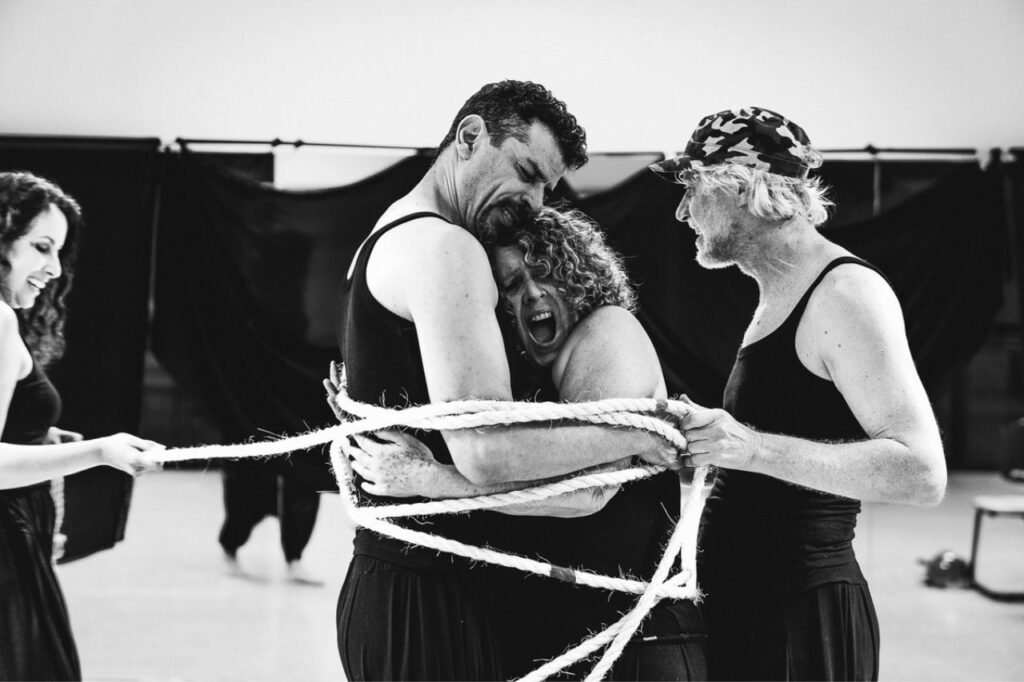 Grupo teatral As Malecuias estreia Monstro em duas sessões no Sesc Santo André