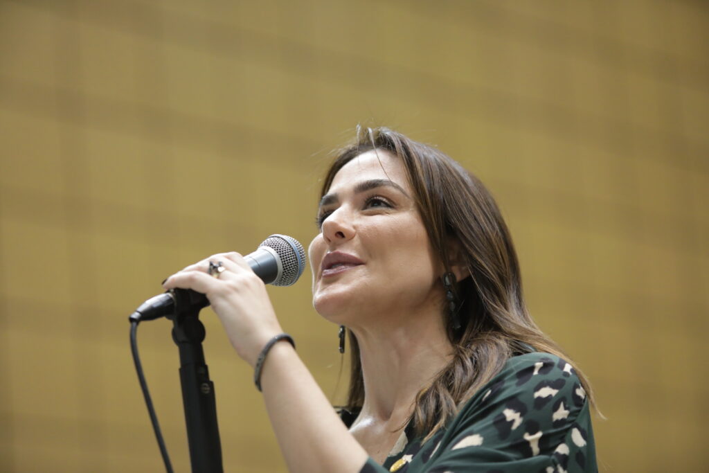 Ana Carolina Serra toma posse como deputada estadual