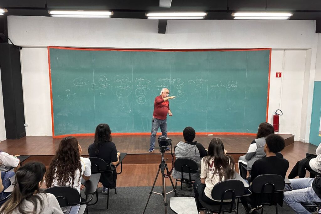 Clovis Volpi ministra aula para jovens de curso pré-vestibular em Mauá 1 Clovis Volpi ministra aula para jovens de curso pré-vestibular em Mauá