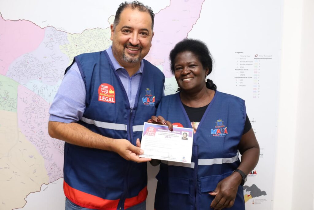 Prefeitura de Mauá entrega licenças e equipamentos a vendedores ambulantes