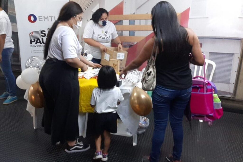 Passageiras do Terminal Santo André recebem última ação em homenagem ao mês da Mulher