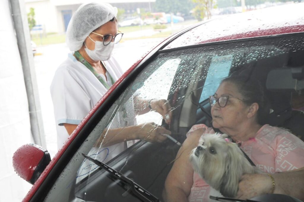 Santo André aplica 2.160 doses da vacina bivalente contra a Covid em pontos drive-thru