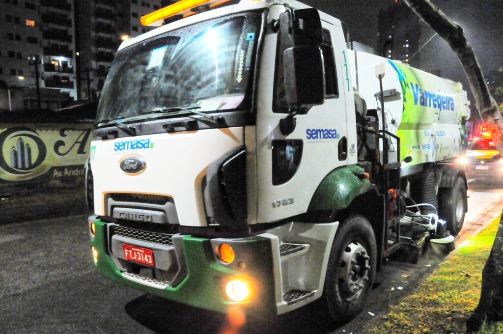 Resumo de Notícias - ABC Agora - 10/03/2023 9 Semasa amplia serviços de varrição noturna e mecanizada em Santo André