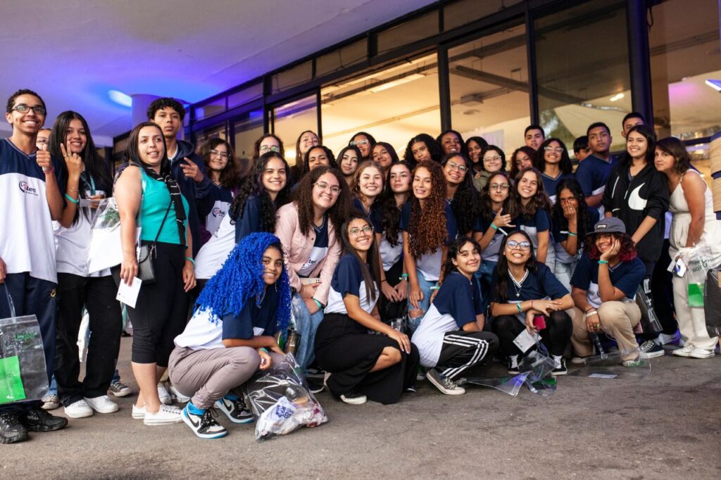 Unipar promove visita de alunos da Etec de Rio Grande da Serra (SP) no maior evento de arte de São Paulo