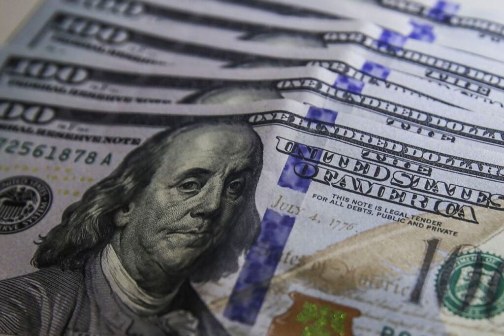 Dólar cai para R$ 5 e fecha no menor valor em dez meses 1 Dólar cai para R$ 5 e fecha no menor valor em dez meses