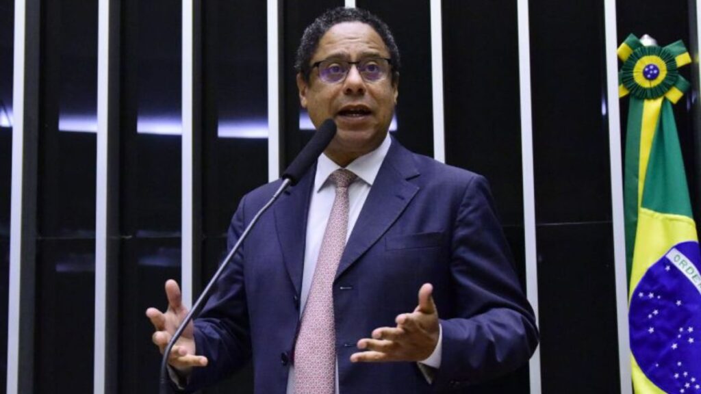 Projeto das fake news tem urgência aprovada e irá a voto na próxima terça; acompanhe 1 Projeto das fake news tem urgência aprovada e irá a voto na próxima terça; acompanhe
